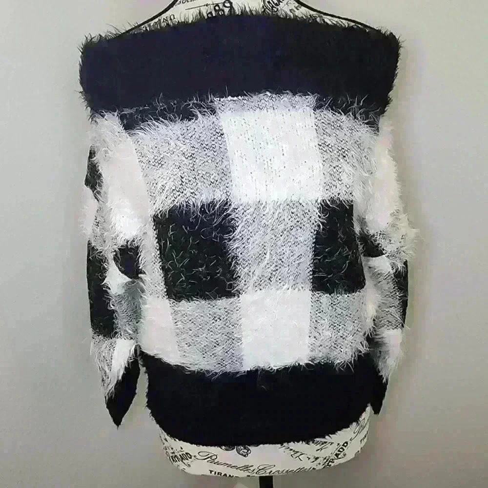 New York and Company Black and White Plaid Cropped Sweater Size M